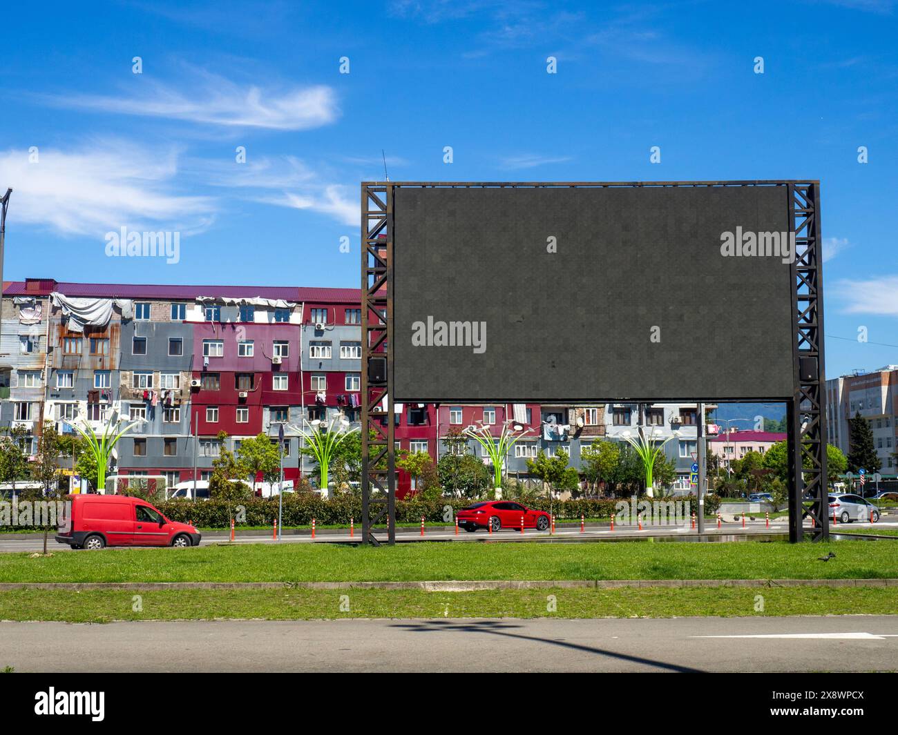 Un grande tabellone elettronico spento in città. Concetto di trasmissione. Grande schermo nero Foto Stock
