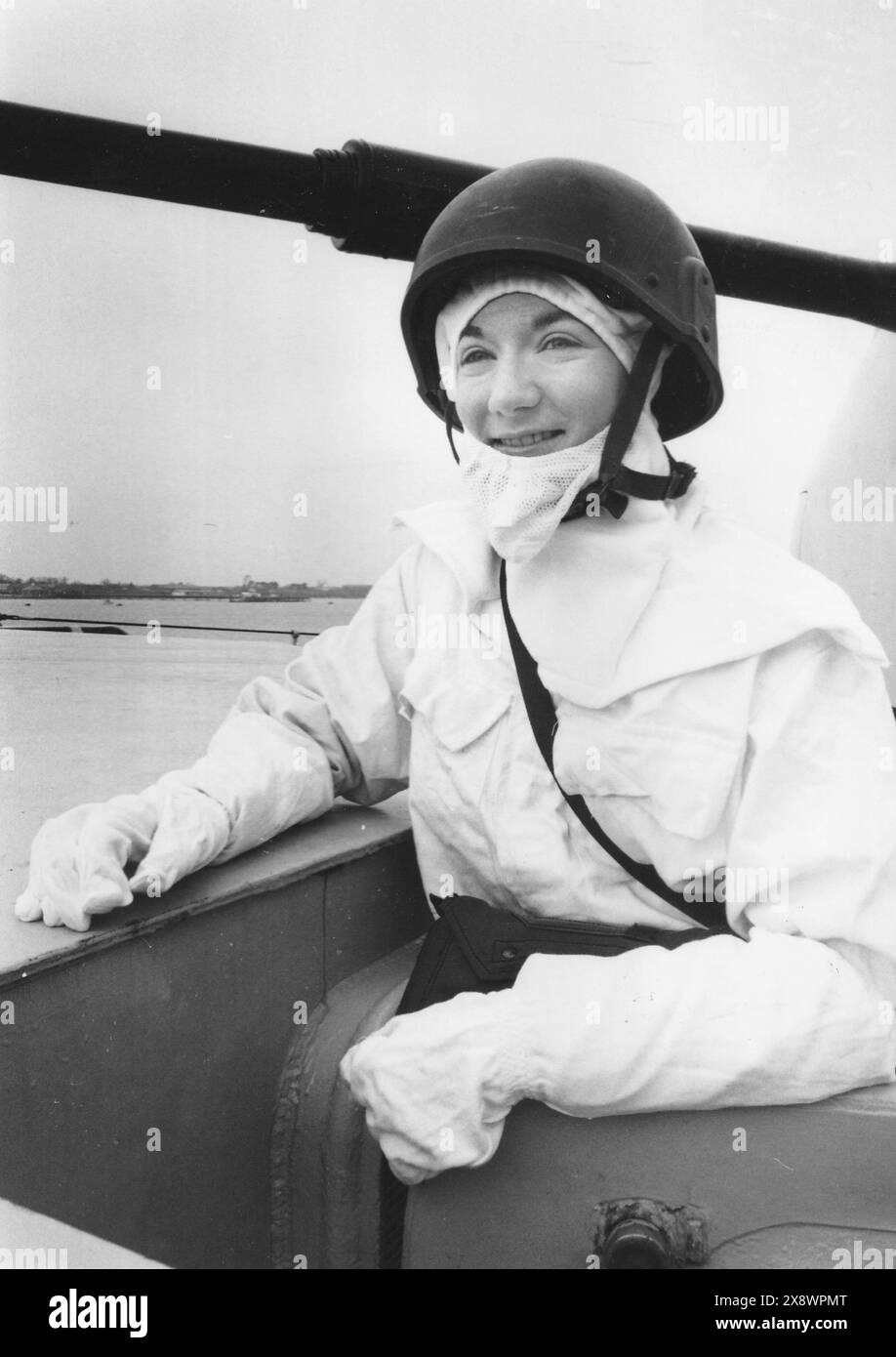 WREN NICOLA BLAKE PROVA UNA TUTA ANTI-FLASH A BORDO DELLA HMS NOTTINGHAM. NICOLA STAVA PROVANDO LA VITA A BORDO DELLA NAVE DOPO CHE FU ANNUNCIATO CHE WRENS SAREBBE STATO AUTORIZZATO A SERVIRE IN MARE, 1990 PIC MIKE WALKER 1990 Foto Stock WREN NICOLA BLAKE PROVA UNA TUTA ANTI-FLASH A BORDO DELLA HMS NOTTINGHAM. NICOLA STAVA PROVANDO LA VITA A BORDO DELLA NAVE DOPO CHE FU ANNUNCIATO CHE WRENS SAREBBE STATO AUTORIZZATO A SERVIRE IN MARE, 1990 PIC MIKE WALKER 1990 Foto Stock