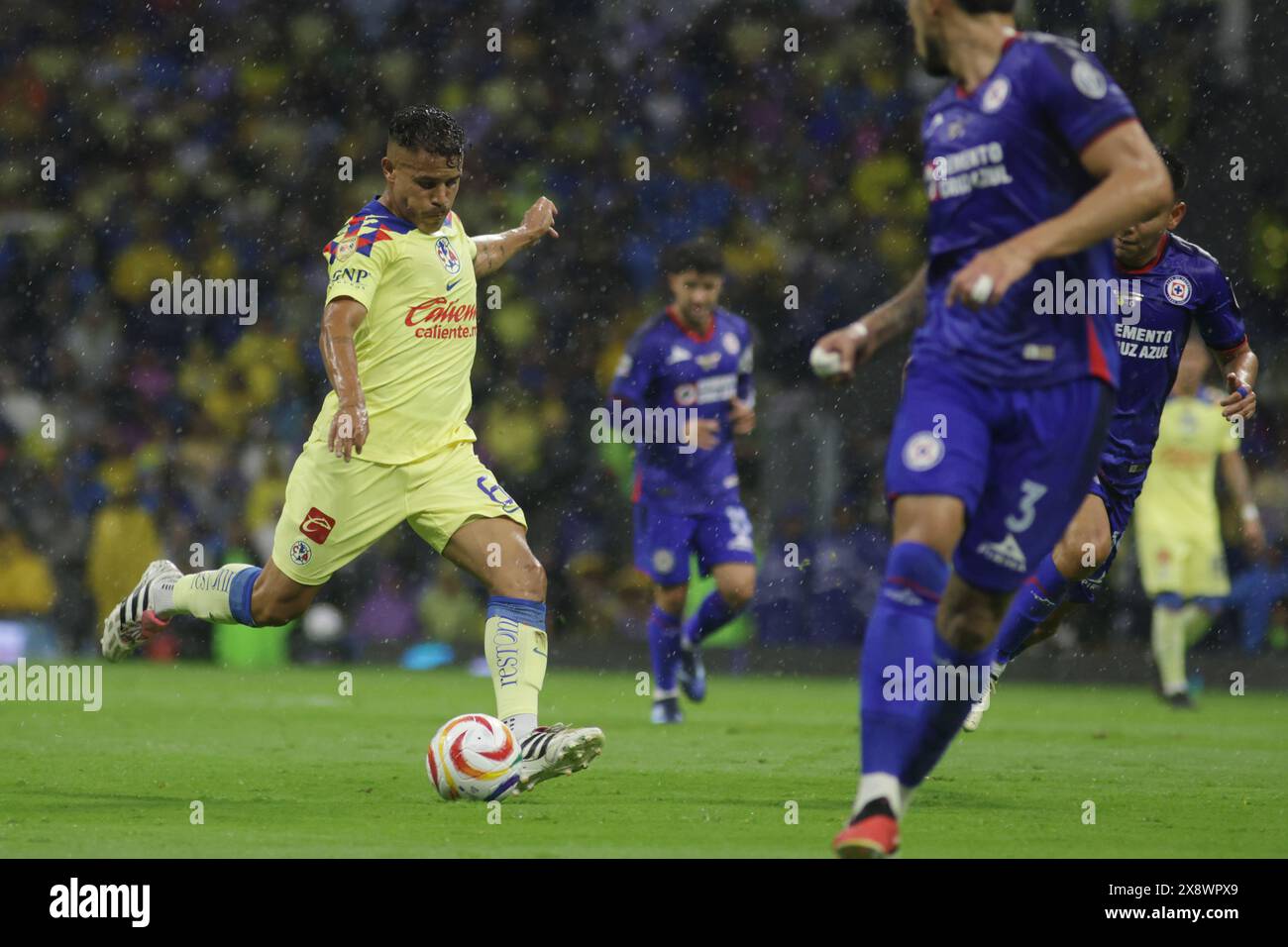 Città del Messico, Messico. 26 maggio 2024. Jonathan dos Santos n. 6, di Club America calcia la palla durante il torneo messicano di Clausura della finale di andata e ritorno della Liga MX tra Club America e Cruz Azul. L'America batte Cruz Azul per 1-0, con un punteggio complessivo di 2-1 l'America è incoronata campione della finale del Torneo de Clausura. Il 26 maggio 2024 a città del Messico, Messico. (Foto di Ismael Rosas/ Eyepix Group/Sipa USA) credito: SIPA USA/Alamy Live News Foto Stock