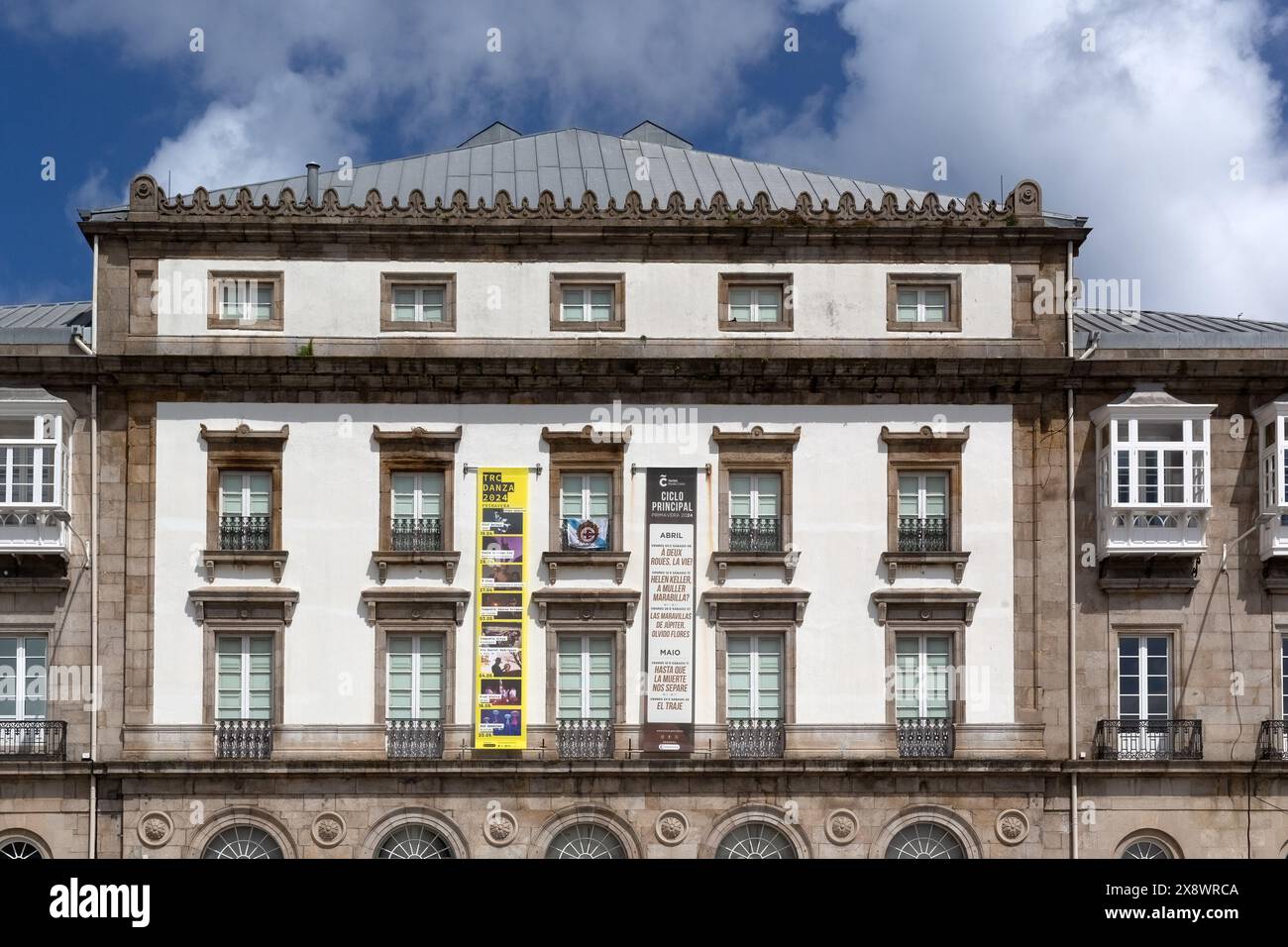 LA CORUNA, SPAGNA - 14 MAGGIO 2024: Vista esterna del Teatro Rosalía de Castro a Rua Riego de Agua nel centro della città con un cartello Foto Stock