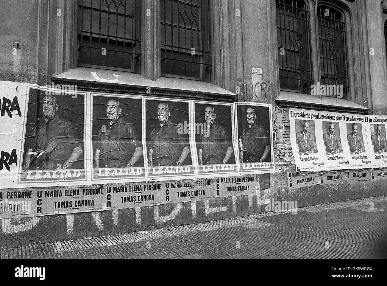 Manifesti politici che promuovono i candidati presidenziali per le