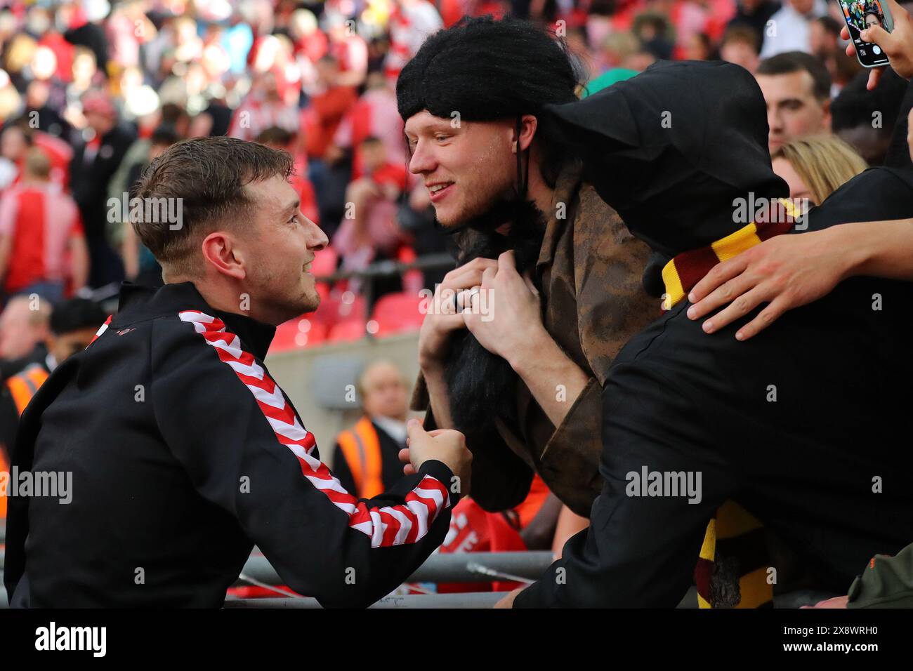 Londra, Regno Unito. 26 maggio 2024. Aaron Ramsdale, il portiere dell'Arsenal, nel finale dei tifosi del Southampton, si toglie la falsa barba per mostrare la sua faccia mentre saluta David Brooks del Southampton (l) dopo la partita. EFL Skybet Championship gioca la finale 2024, Leeds Utd contro Southampton allo stadio Wembley di Londra domenica 26 maggio 2024. Solo per uso editoriale. foto di Andrew Orchard/Andrew Orchard fotografia sportiva/Alamy Live News Credit: Andrew Orchard fotografia sportiva/Alamy Live News Foto Stock