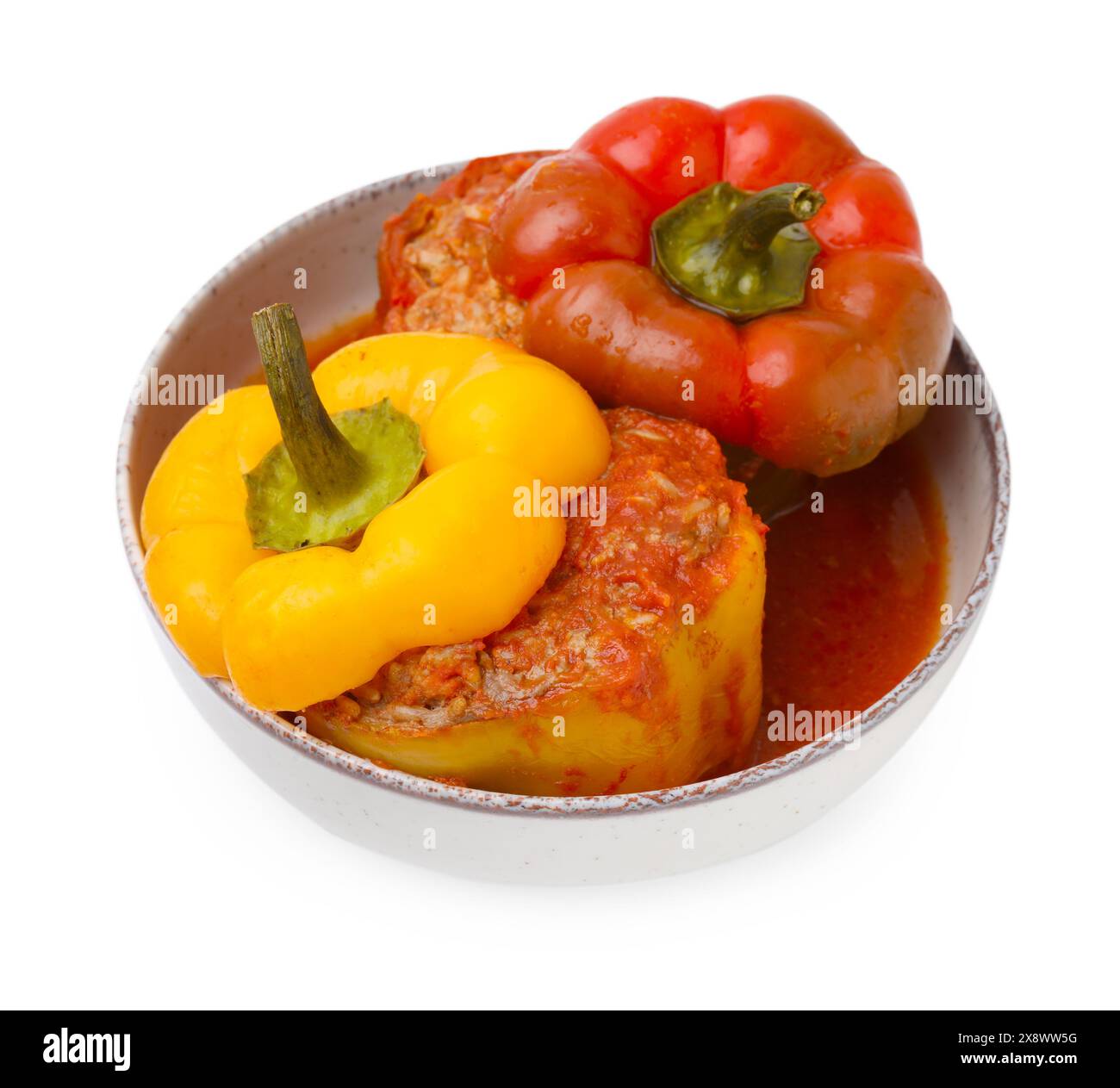 Deliziosi peperoni ripieni isolati su bianco Foto Stock