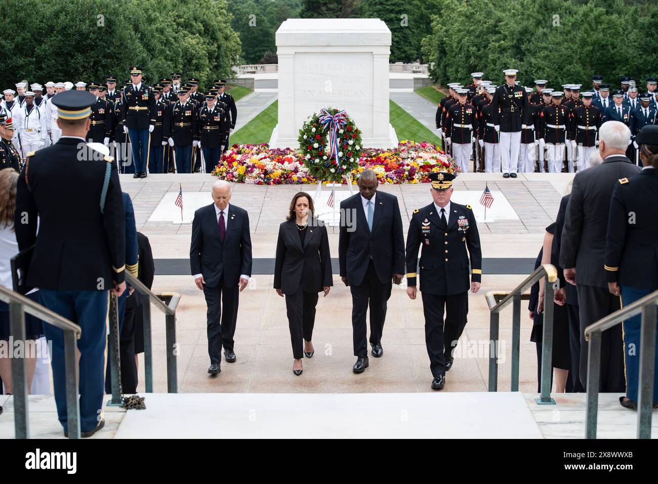 Arlington, Stati Uniti d'America. 27 maggio 2024. Arlington, Stati Uniti d'America. 27 maggio 2024. Da sinistra a destra: U. Il Presidente Joe Biden, il Vice Presidente Kamala Karris, il Segretario alla difesa Lloyd Austin III, il Comandante generale della regione della capitale nazionale Trevor Bredenkamp partecipano a una cerimonia presidenziale per la posa delle ghirlande durante il National Memorial Day al Cimitero Nazionale di Arlington, 27 maggio 2024, ad Arlington, Virginia, STATI UNITI. Credito: Elizabeth Fraser/U.S. Army/Alamy Live News Foto Stock