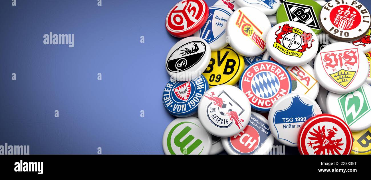 Loghi dei club calcistici tedeschi che competono nella stagione 2024/25 della Bundesliga su un cumulo su un tavolo. Copia spazio. Formato banner Web Foto Stock