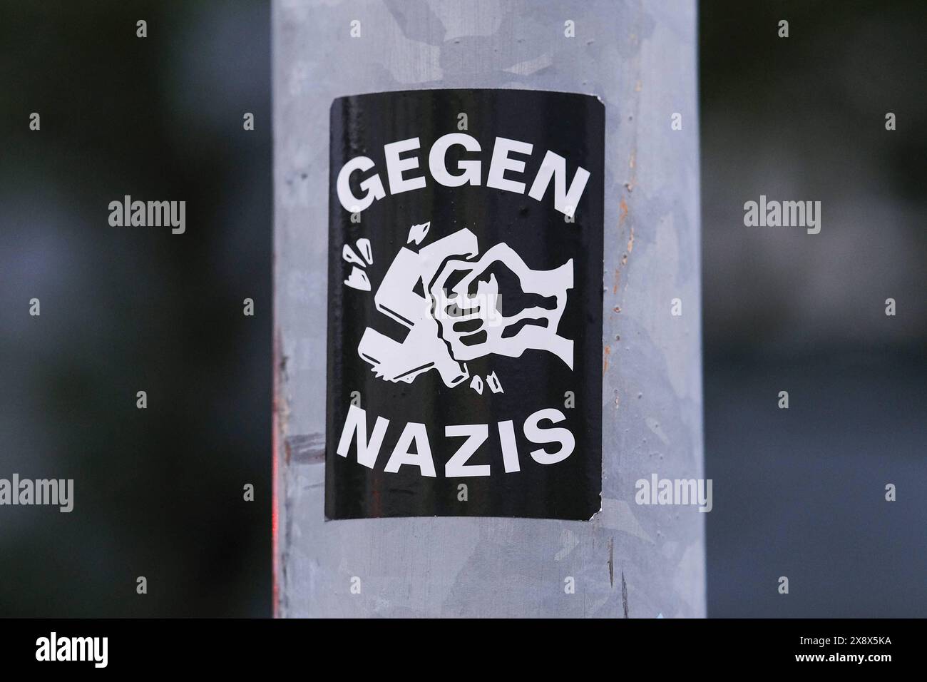 Düsseldorf 27.05.2024 Protestaufkleber gegen Faschismus Faschisten Nazis gesellschaftliche Spaltung Antifa Düsseldorf Nordrhein-Westfalen Deutschland *** Düsseldorf 27 05 2024 adesivo di protesta contro fascisti fascisti nazisti divisione sociale Antifa Düsseldorf Renania settentrionale-Vestfalia Germania Foto Stock