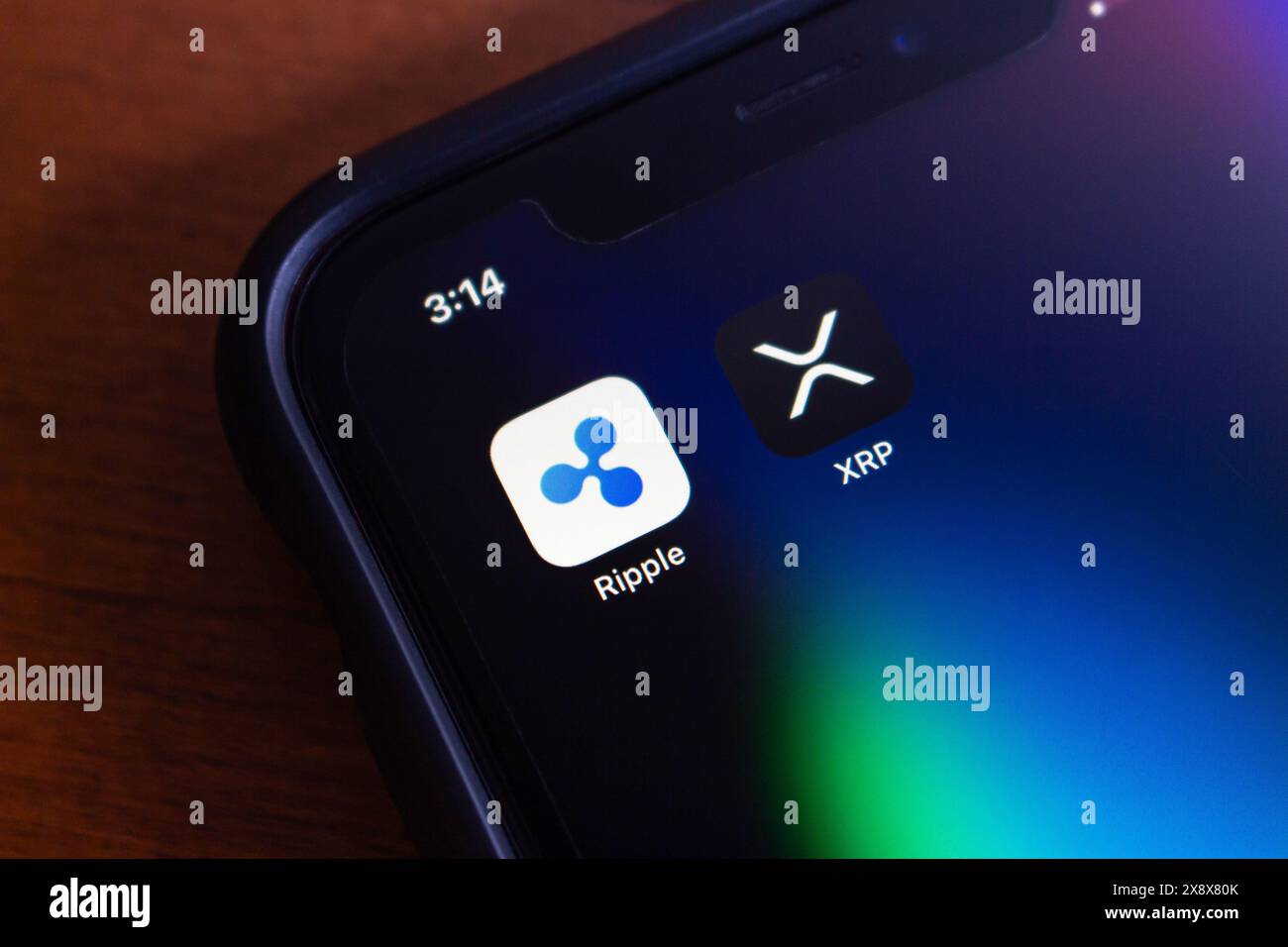Vancouver, CANADA - aprile 30 2024 : le icone Ripple e XRP sono visualizzate sullo schermo di un iPhone Foto Stock