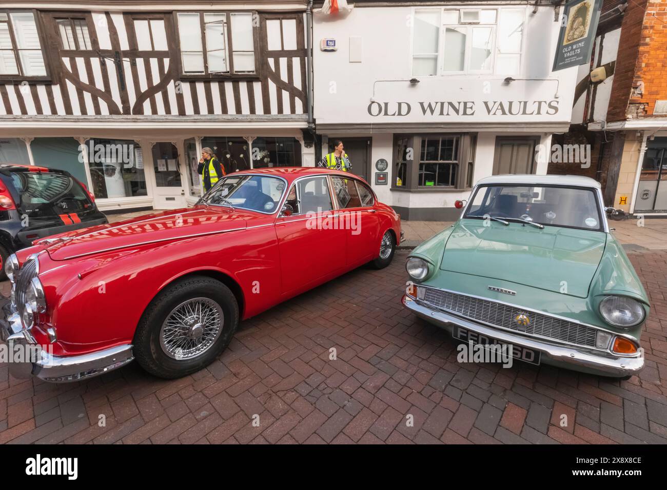 Inghilterra, Kent, Faversham, Festival annuale dei trasporti, esposizione di auto d'epoca, Jaguar d'epoca e Anglia Foto Stock