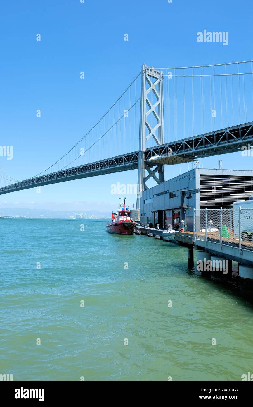 Il San Francisco Bay Bridge visto dal Molo 22.5, sede della stazione dei vigili del fuoco numero 35, parte dei vigili del fuoco e dei servizi pubblici della città. Foto Stock