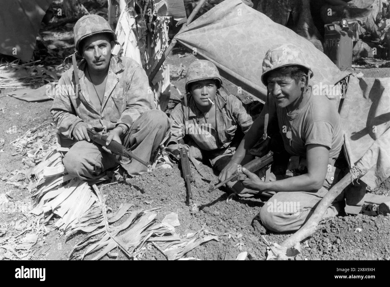 Navajo code talker con le prime ondate d'assalto del corpo dei Marines degli Stati Uniti a colpire la spiaggia di Saipan nelle Isole Marianne Settentrionali negli anni '1940 durante la seconda guerra mondiale Foto Stock