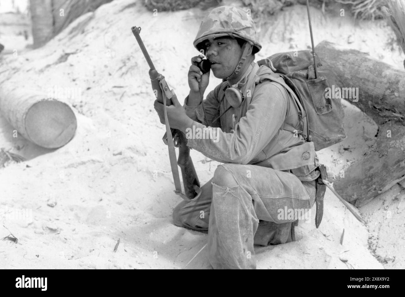 Il code talker Navajo del corpo dei Marines degli Stati Uniti comunica tramite walkie-talkie nel novembre 1943 durante la seconda guerra mondiale Foto Stock