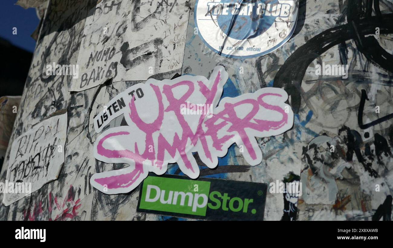 Las Vegas, Nevada, USA 15h May 2024 cantante/musicista Ury Summers Sticker al rapper Tupac Shakur Murder Shooting dove è stato ucciso il 7 settembre 1996 a E. Flamingo Road e Koval Lane, e Memorial Pole con messaggi lasciati per lui sulla scena dell'incidente il 15 maggio 2024 a Las Vegas, Nevada, USA. Foto di Barry King/Alamy Stock Photo Foto Stock