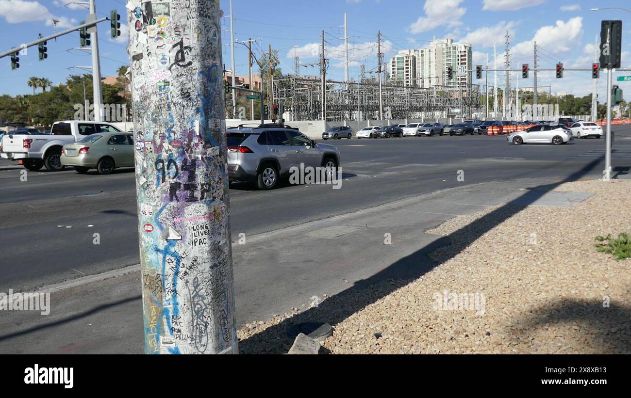 Las Vegas, Nevada, USA 15 ore maggio 2024 rapper Tupac Shakur Murder Shooting luogo in cui è stato ucciso per il 7 settembre 1996 a E. Flamingo Road e Koval Lane, e Memorial Pole con messaggi lasciati per lui sulla scena dell'incidente il 15 maggio 2024 a Las Vegas, Nevada, USA. Foto di Barry King/Alamy Stock Photo Foto Stock