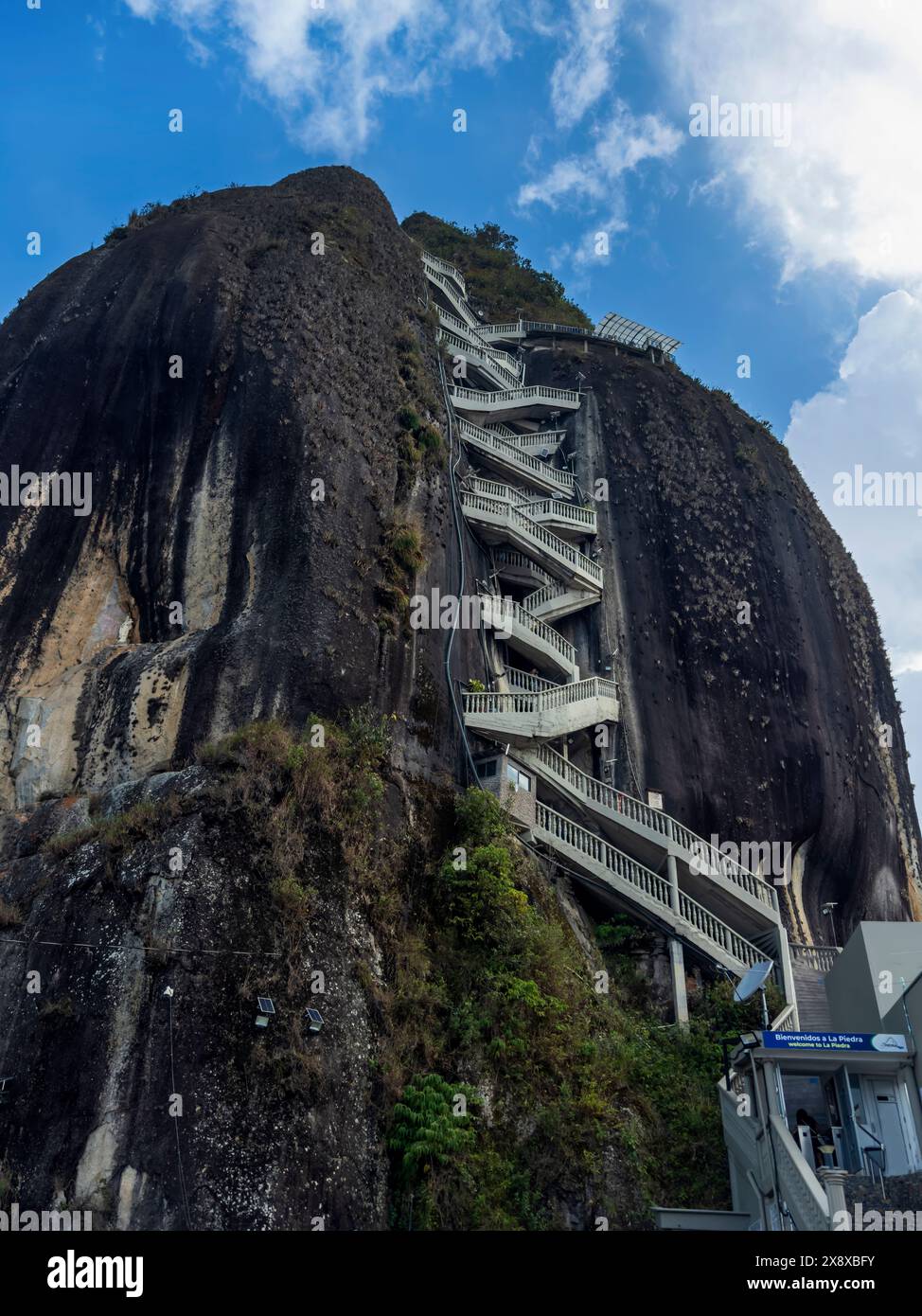 Guatape Rock con i suoi 708 gradini, torri sopra El Penol, conosciuta anche come la Piedra, è un bacino artificiale vicino alla città di Guatape - Colombia Foto Stock