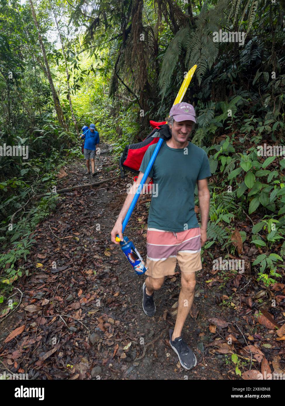 Camminate lungo 2000 metri verrali per fare rafting sul Rio Verde in una parte remota della foresta pluviale colombiana non lontano da Medellin - Colombia Foto Stock