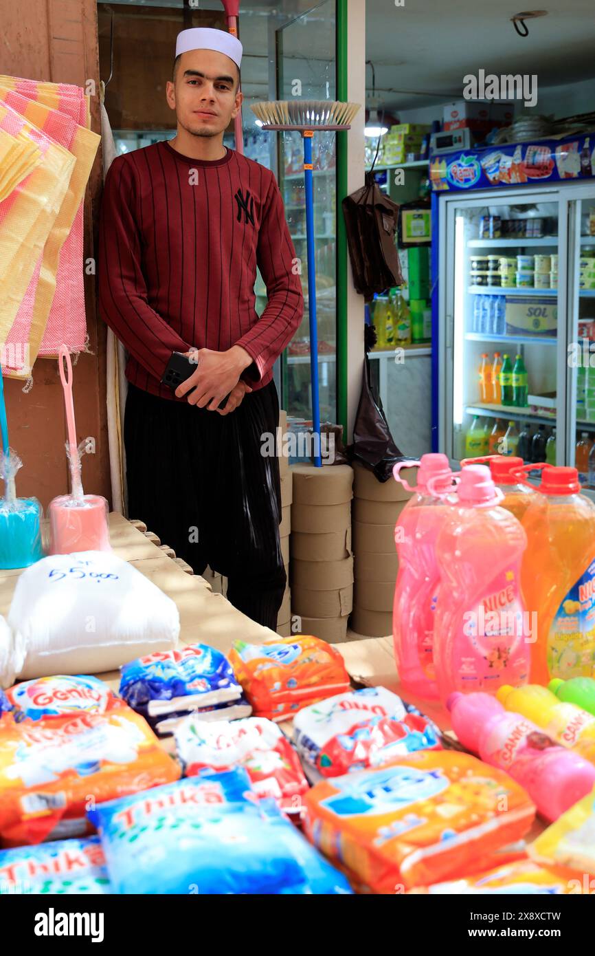 Un giovane che vende articoli per la casa nel mercato di Ghardaia.Ghardaia.Mzab Valley. Provincia di Ghardaia. Algeria Foto Stock