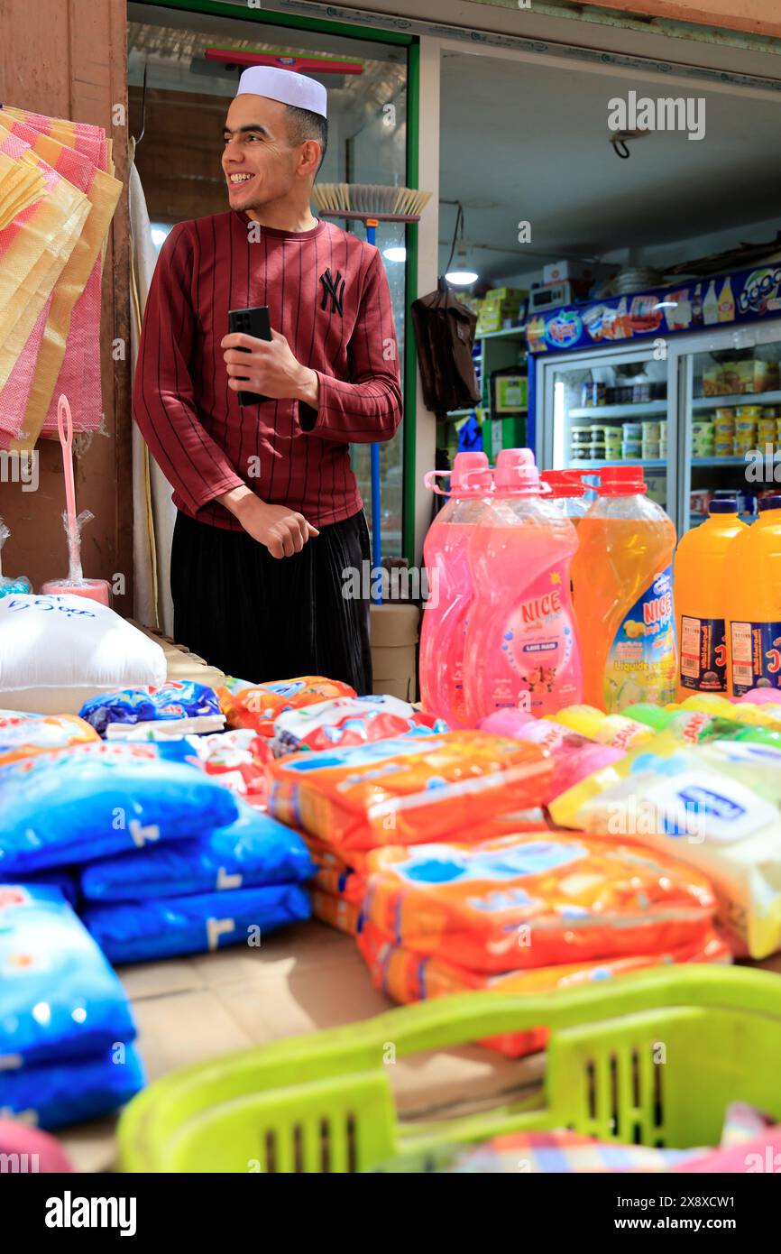 Un giovane che vende articoli per la casa nel mercato di Ghardaia.Ghardaia.Mzab Valley. Provincia di Ghardaia. Algeria Foto Stock
