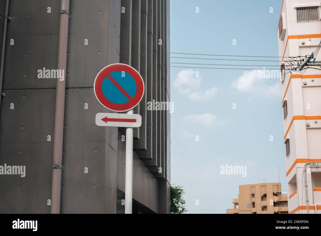 Non c'è parcheggio, girare a sinistra al semaforo a Okinawa, Giappone Foto Stock