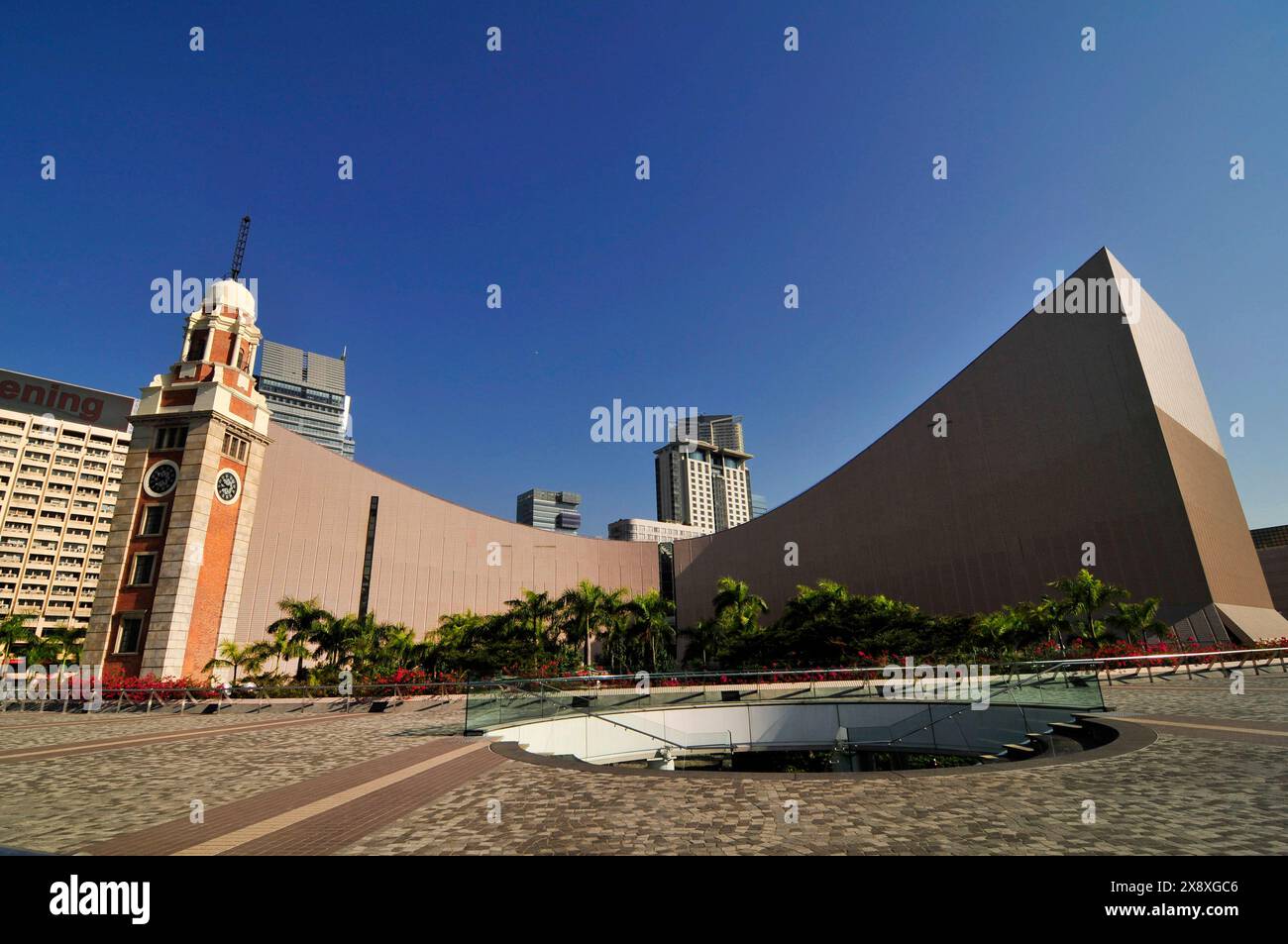L'ex torre dell'orologio ferroviario Kowloon-Canton a Tsim Sha Tsui, Hong Kong. Foto Stock