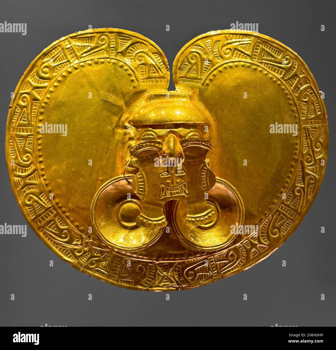 Figura d'oro precolombiana di un leader trovato in antiche tombe in siti archeologici ora in mostra al Museo dell'oro di Bogotà - Colombia Foto Stock