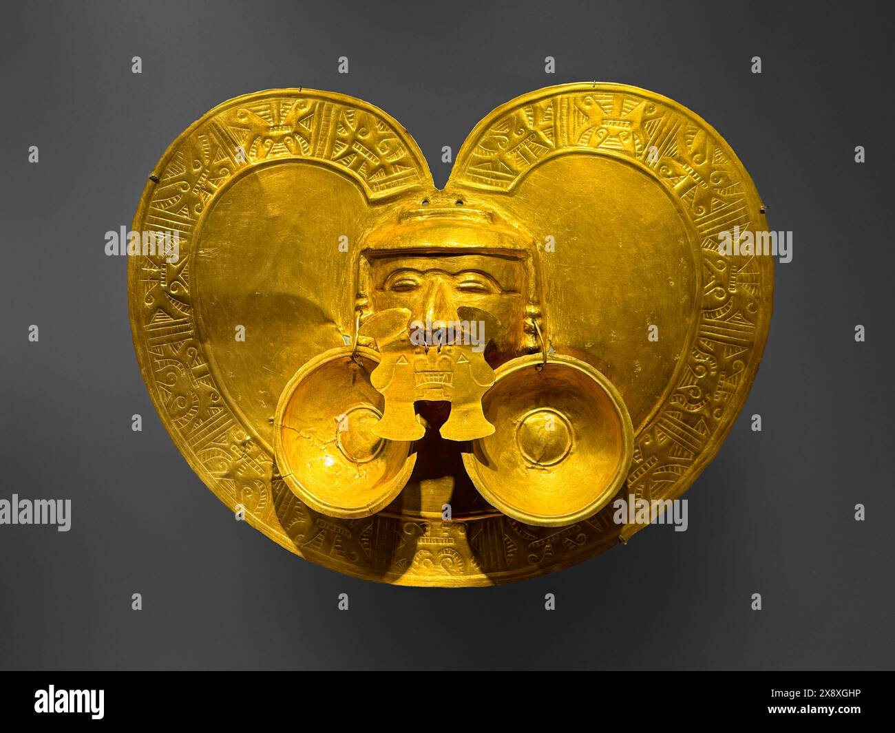 Figura d'oro precolombiana di un leader trovato in antiche tombe in siti archeologici ora in mostra al Museo dell'oro di Bogotà - Colombia Foto Stock