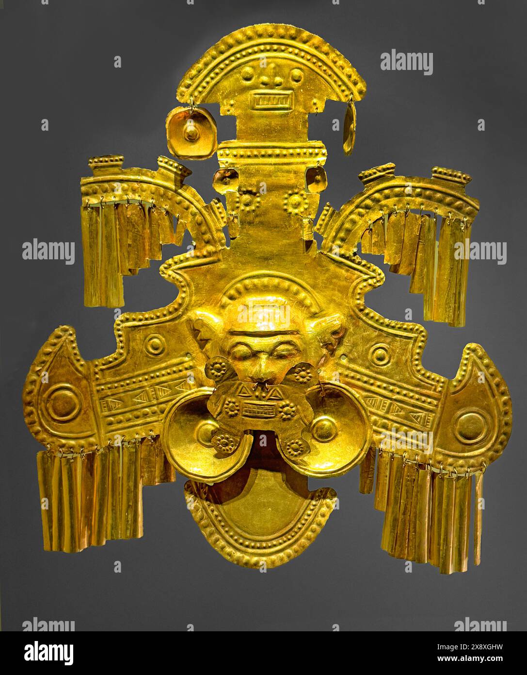 Figura d'oro precolombiana dei reali rinvenuta nelle antiche tombe dei siti archeologici ora in mostra al Museo dell'oro di Bogotà - Colombia Foto Stock
