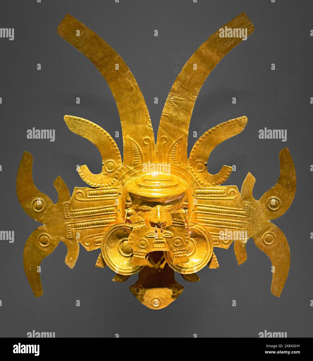 Figura d'oro precolombiana dei reali rinvenuta nelle antiche tombe dei siti archeologici ora in mostra al Museo dell'oro di Bogotà - Colombia Foto Stock