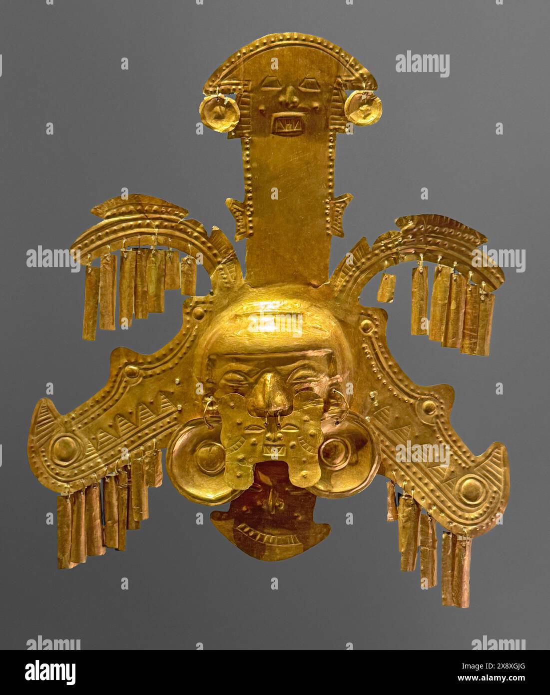 Figura d'oro precolombiana dei reali rinvenuta nelle antiche tombe dei siti archeologici ora in mostra al Museo dell'oro di Bogotà - Colombia Foto Stock