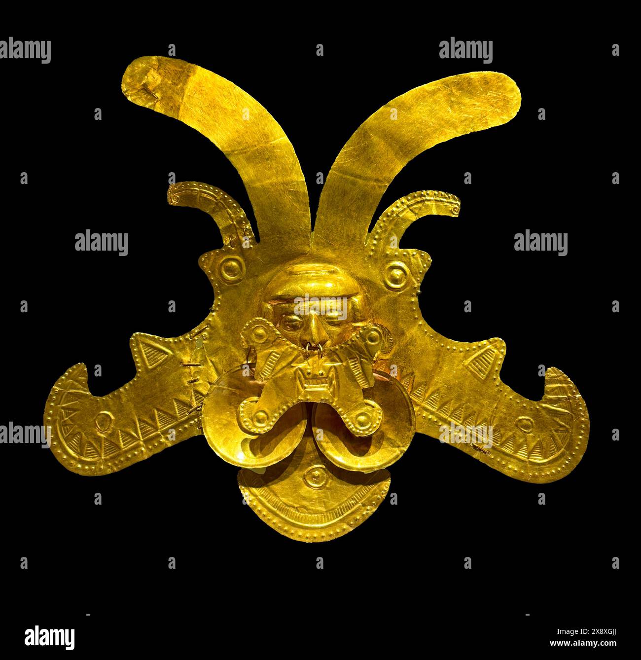 Figura d'oro precolombiana dei reali rinvenuta nelle antiche tombe dei siti archeologici ora in mostra al Museo dell'oro di Bogotà - Colombia Foto Stock