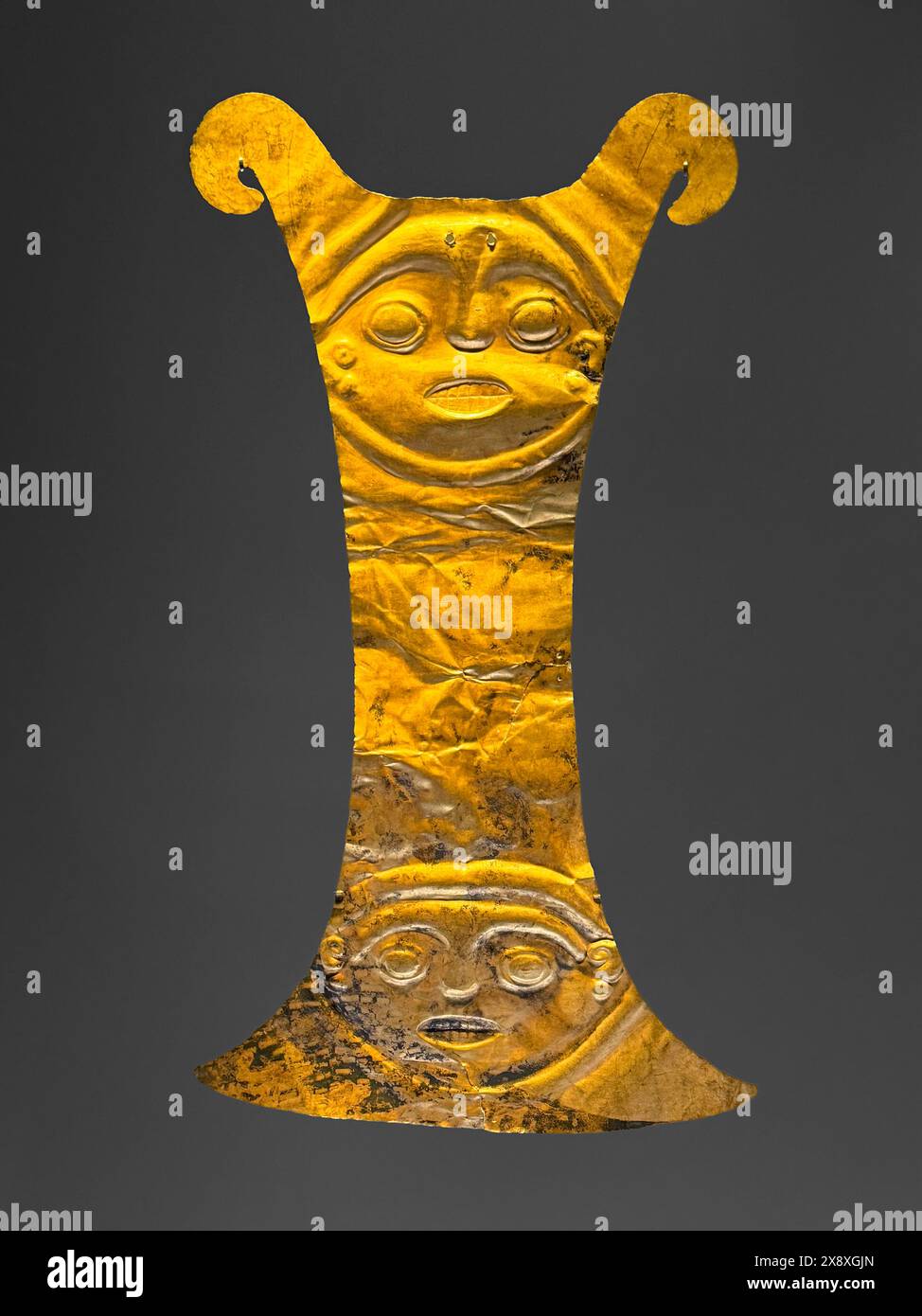 Oro precolombiano trovato nelle antiche tombe dei siti archeologici ora in mostra al Museo dell'oro di Bogotà - Colombia Foto Stock