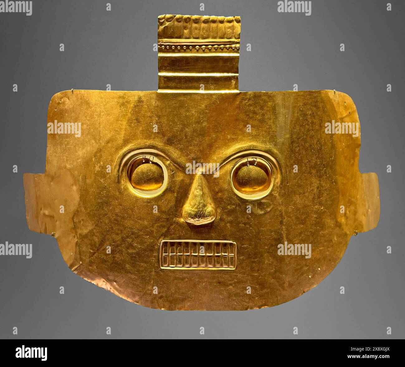 Maschere facciali precolombiane in oro trovate nelle antiche tombe dei siti archeologici ora in mostra al Museo dell'oro di Bogotà - Colombia Foto Stock