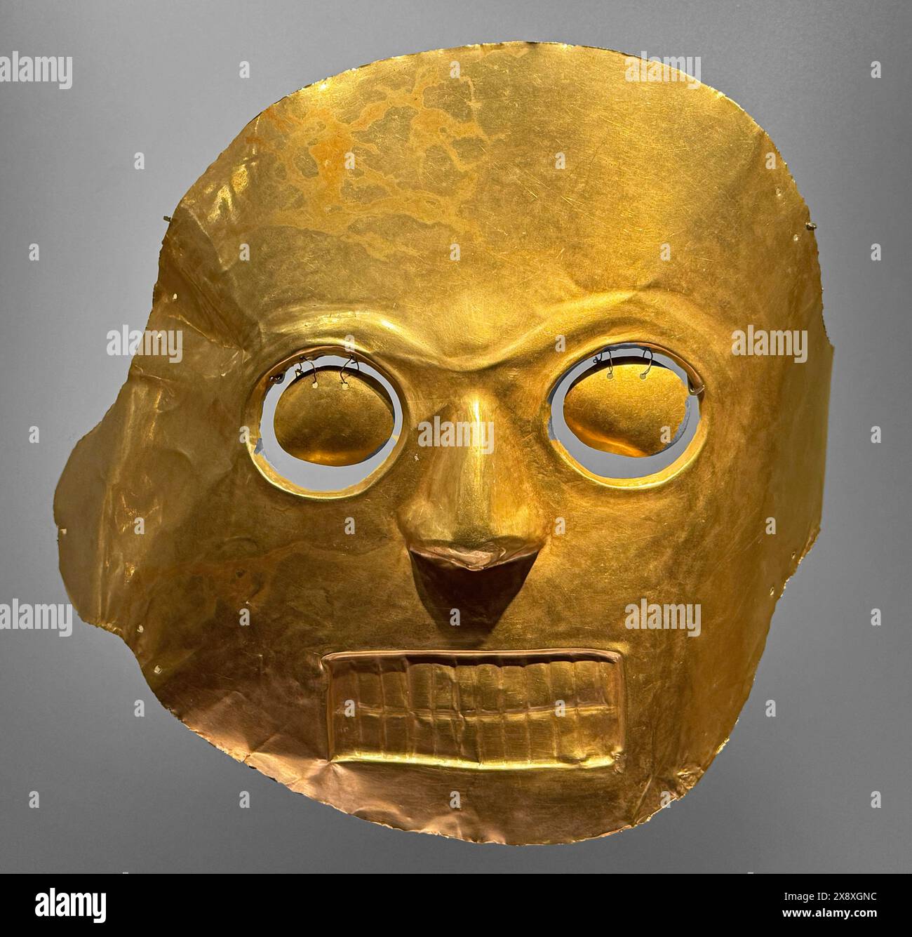 Maschere facciali precolombiane in oro trovate nelle antiche tombe dei siti archeologici ora in mostra al Museo dell'oro di Bogotà - Colombia Foto Stock