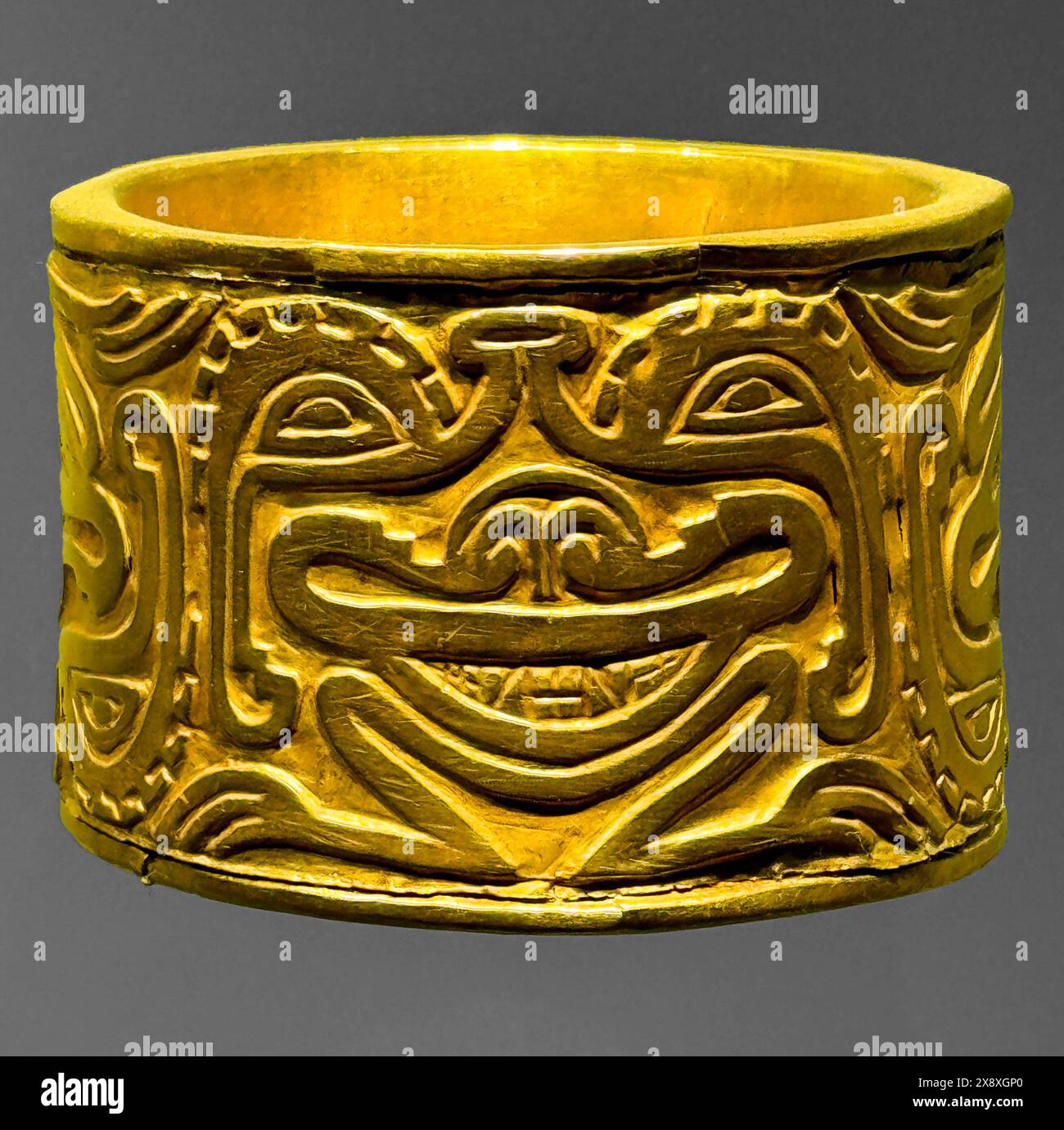 Braccialetto d'oro precolombiano trovato in antiche tombe presso siti archeologici ora in mostra al Museo dell'oro di Bogotà - Colombia Foto Stock
