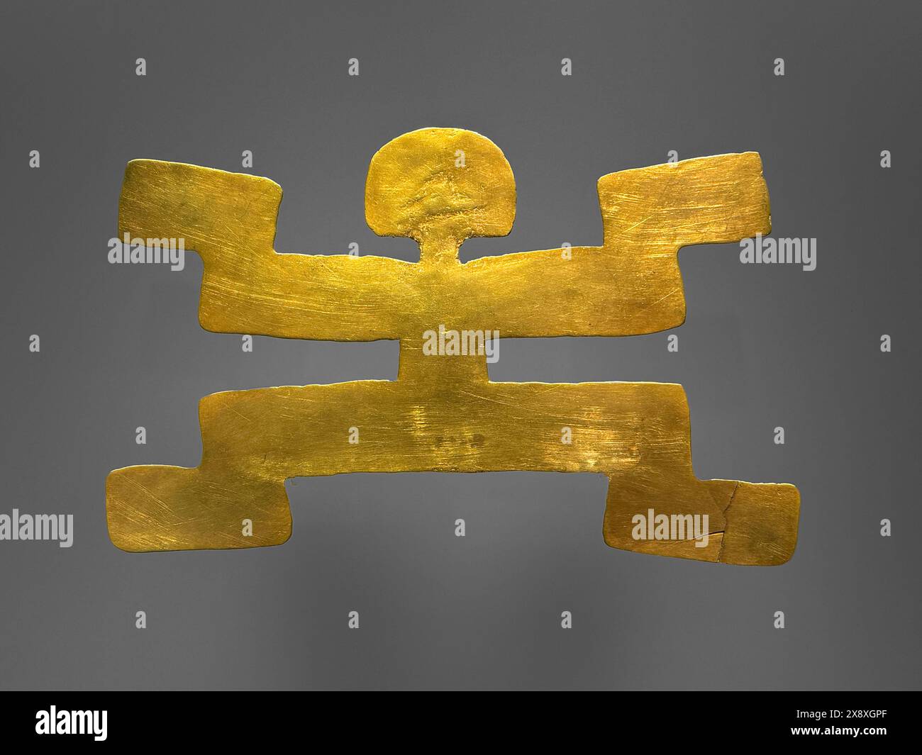 Figura d'oro precolombiana trovata in antiche tombe presso siti archeologici ora in mostra al Museo dell'oro di Bogotà - Colombia Foto Stock