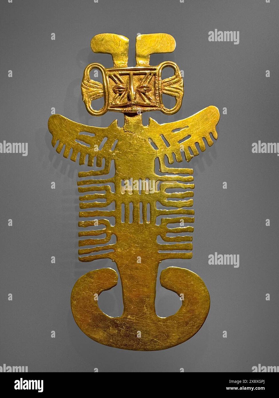 Figura d'oro precolombiana trovata in antiche tombe presso siti archeologici ora in mostra al Museo dell'oro di Bogotà - Colombia Foto Stock