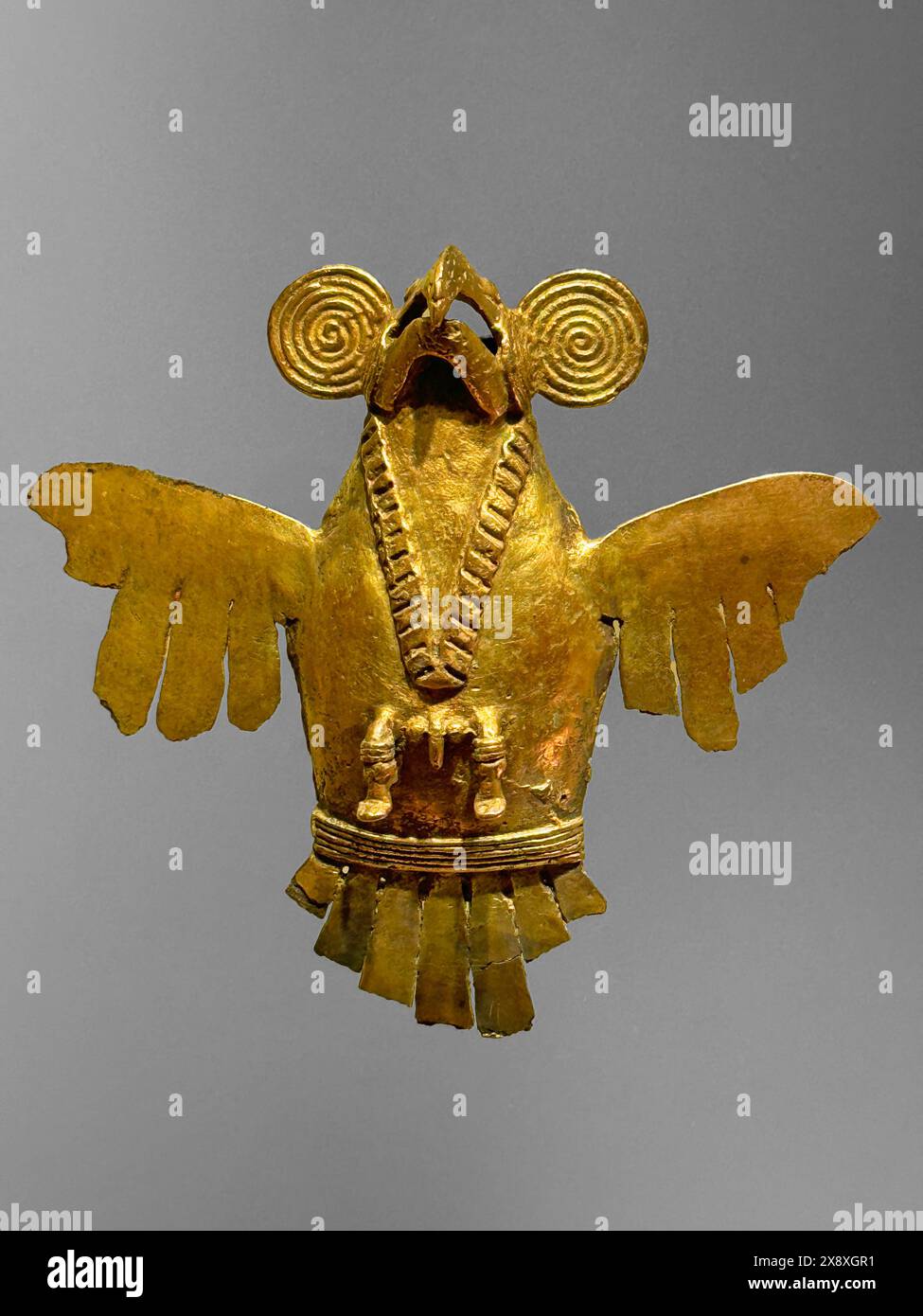 Aquila d'oro precolombiana trovata in antiche tombe presso siti archeologici ora in mostra presso il Museo dell'oro di Bogotà - Colombia Foto Stock