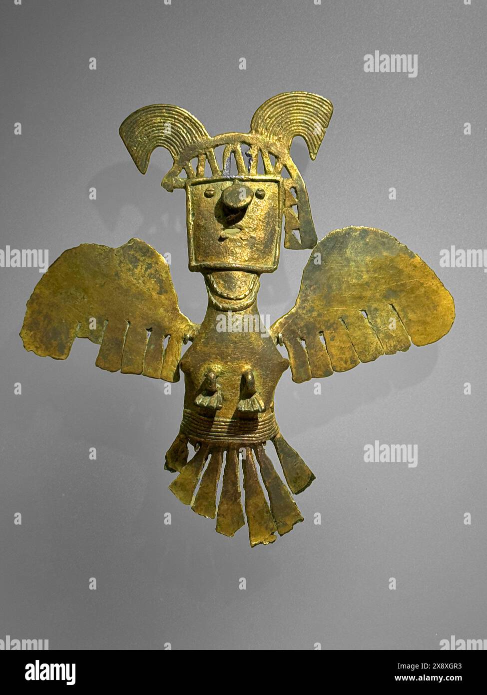 Figura d'oro precolombiana con ali in antiche tombe presso siti archeologici ora in mostra al Museo dell'oro di Bogotà - Colombia Foto Stock