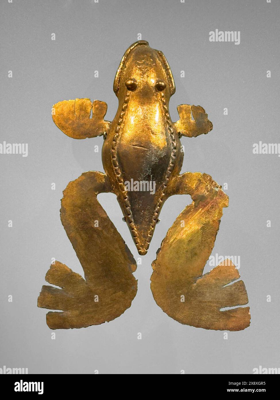 Rana d'oro precolombiana trovata in antiche tombe presso siti archeologici ora in mostra al Museo dell'oro di Bogotà - Colombia Foto Stock