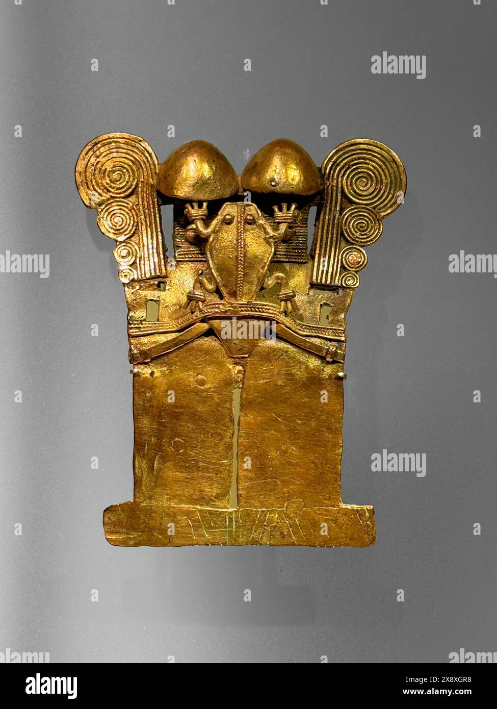 Gioielli precolombiani in oro rinvenuti nelle antiche tombe dei siti archeologici ora esposti al Museo dell'oro di Bogotà - Colombia Foto Stock