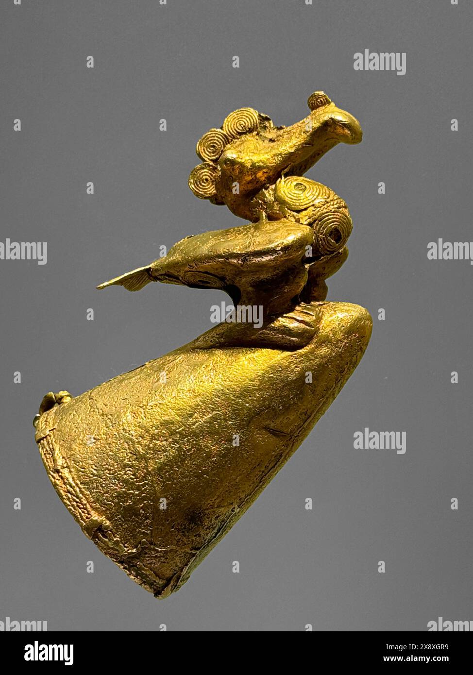 Uccello d'oro precolombiano trovato in antiche tombe presso siti archeologici ora in mostra presso il Museo dell'oro di Bogaoa - Colombiabia Foto Stock