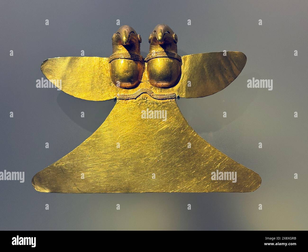 Uccelli d'oro precolombiani trovati in antiche tombe presso siti archeologici ora esposti al Museo dell'oro di Bogotà - Colombia Foto Stock