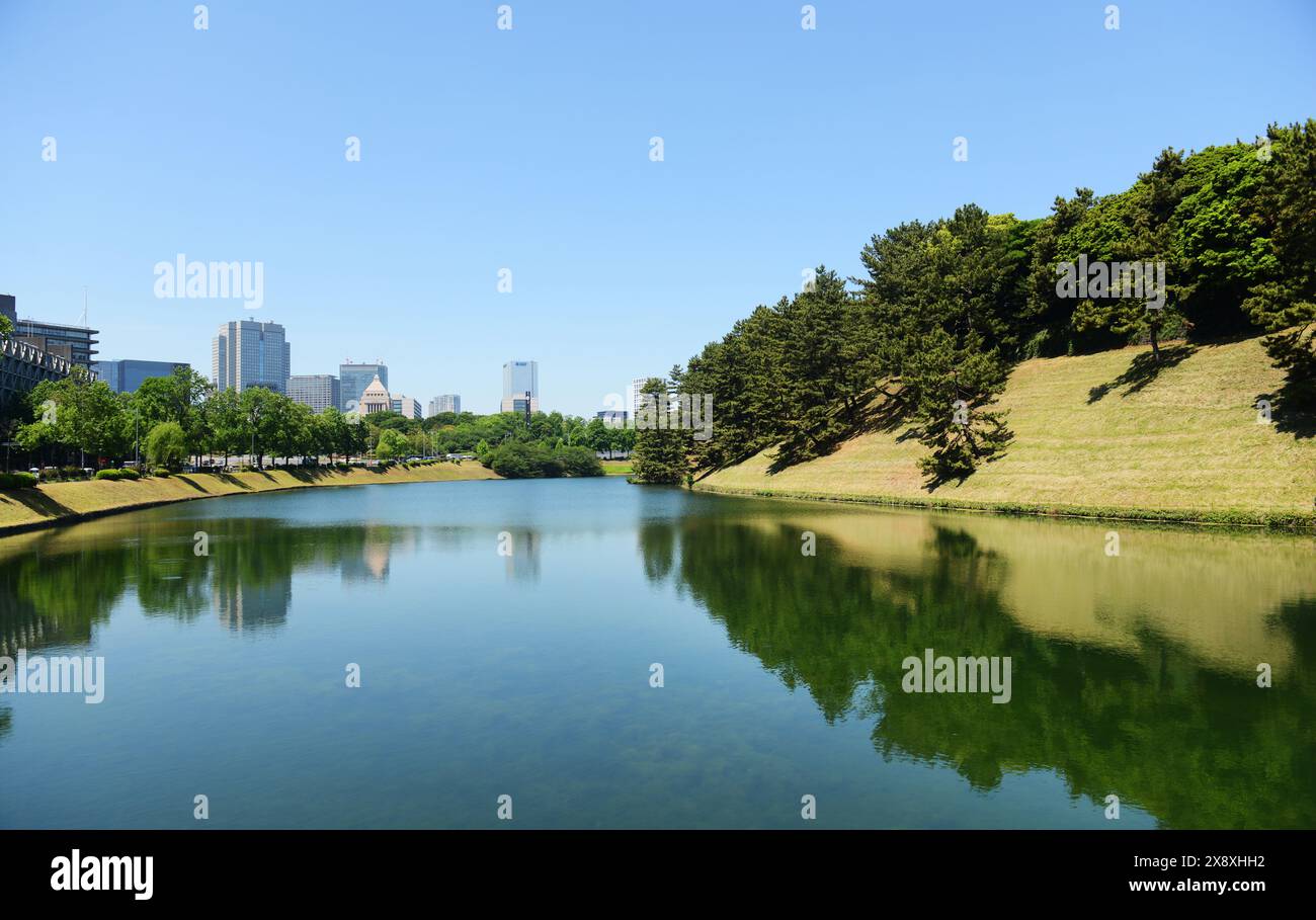 Il fossato intorno al palazzo imperiale a Chiyoda, Tokyo, Giappone. Foto Stock