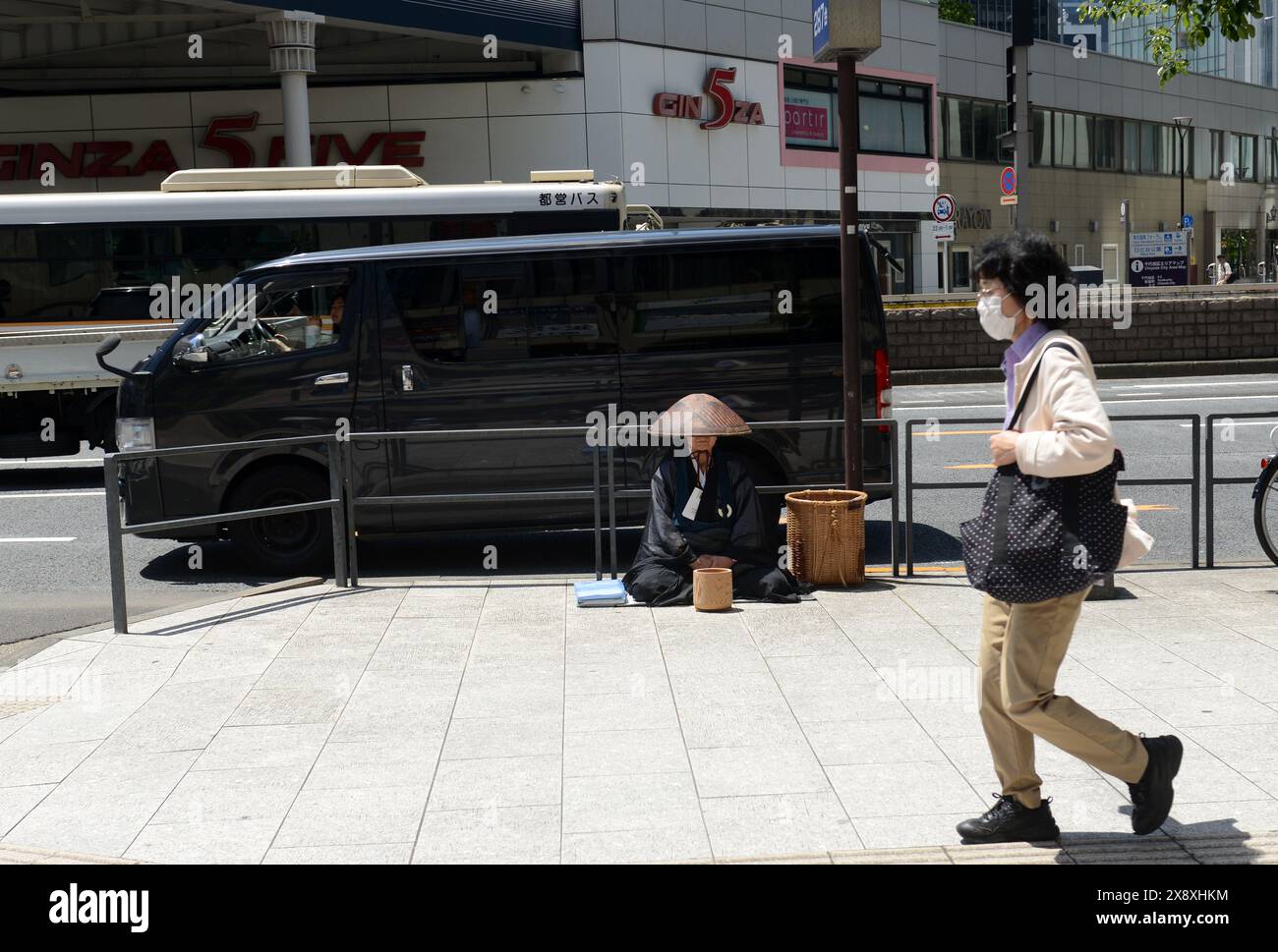 Un monaco zen giapponese che raccoglie elemosine in una strada commerciale principale a Ginza, Tokyo, Giappone. Foto Stock