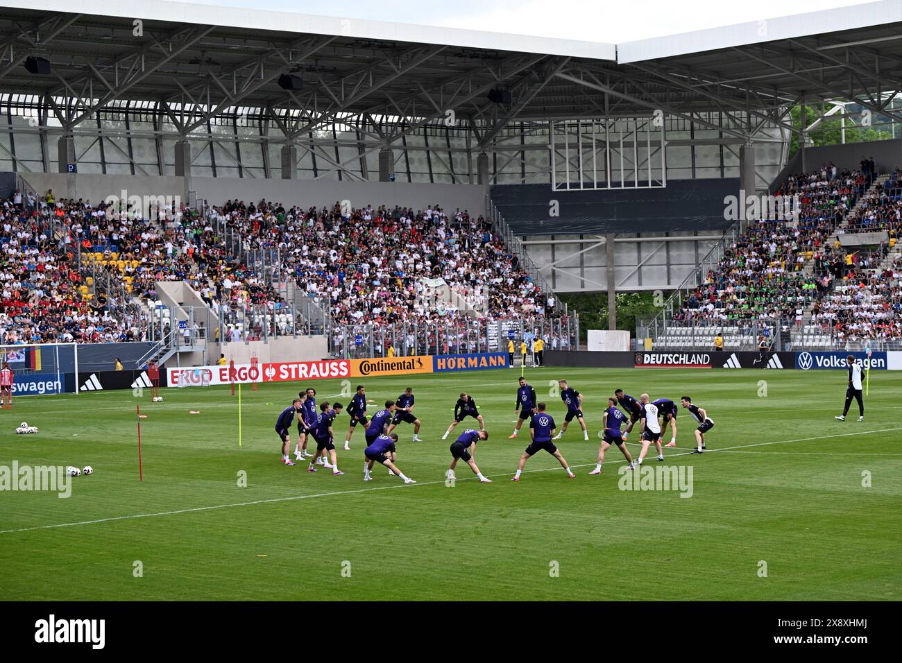 Jena, Germania. 27 maggio 2024. Squadra tedesca durante la formazione pubblica a Jena. Credito: Federico Gambarini/dpa - NOTA IMPORTANTE: in conformità con i regolamenti della DFL German Football League e della DFB German Football Association, è vietato utilizzare o far utilizzare fotografie scattate nello stadio e/o della partita sotto forma di immagini sequenziali e/o serie di foto video./dpa/Alamy Live News Foto Stock