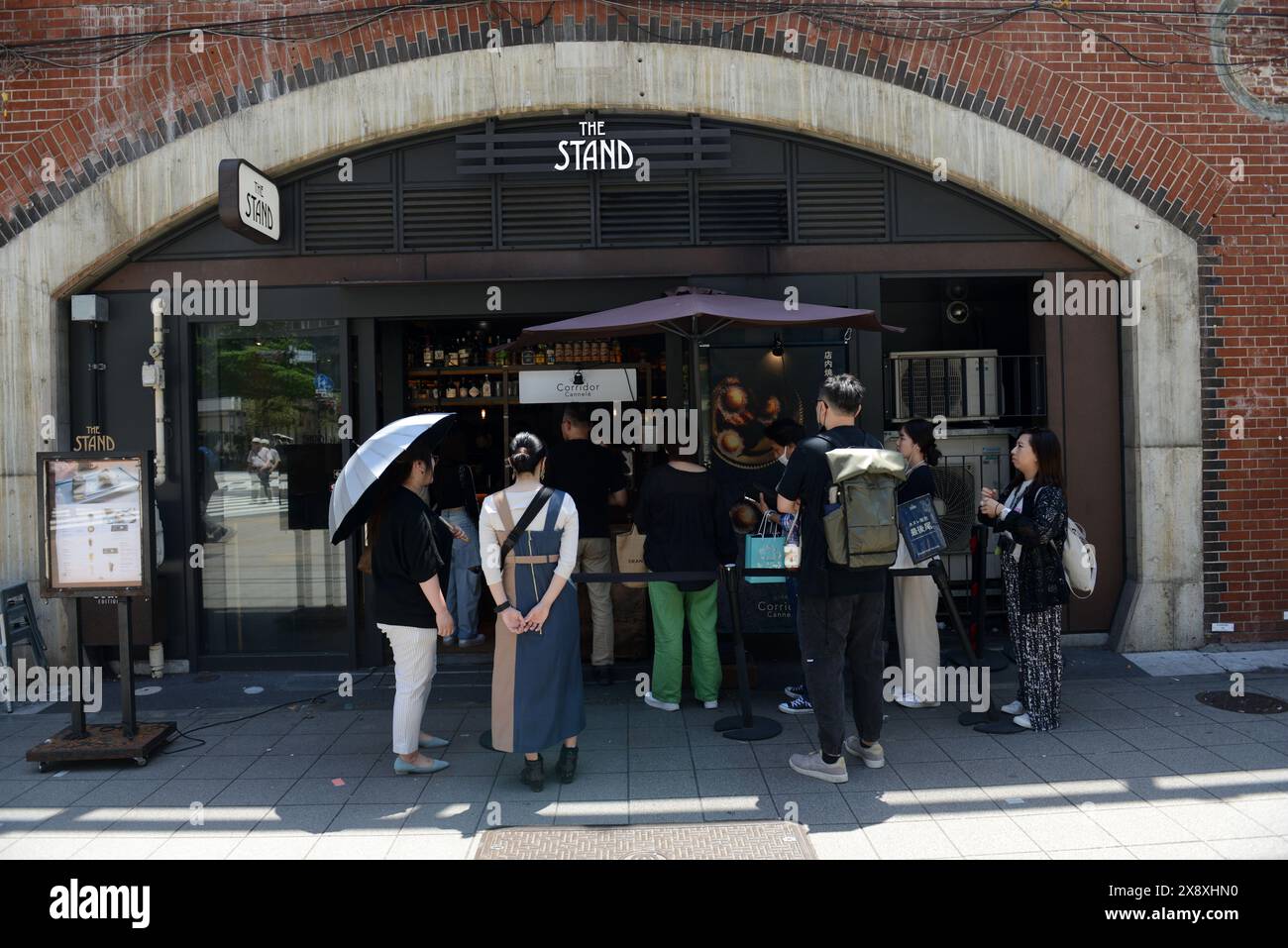 The Stand sotto i binari ferroviari JR a Yurakucho, Tokyo, Giappone. Foto Stock