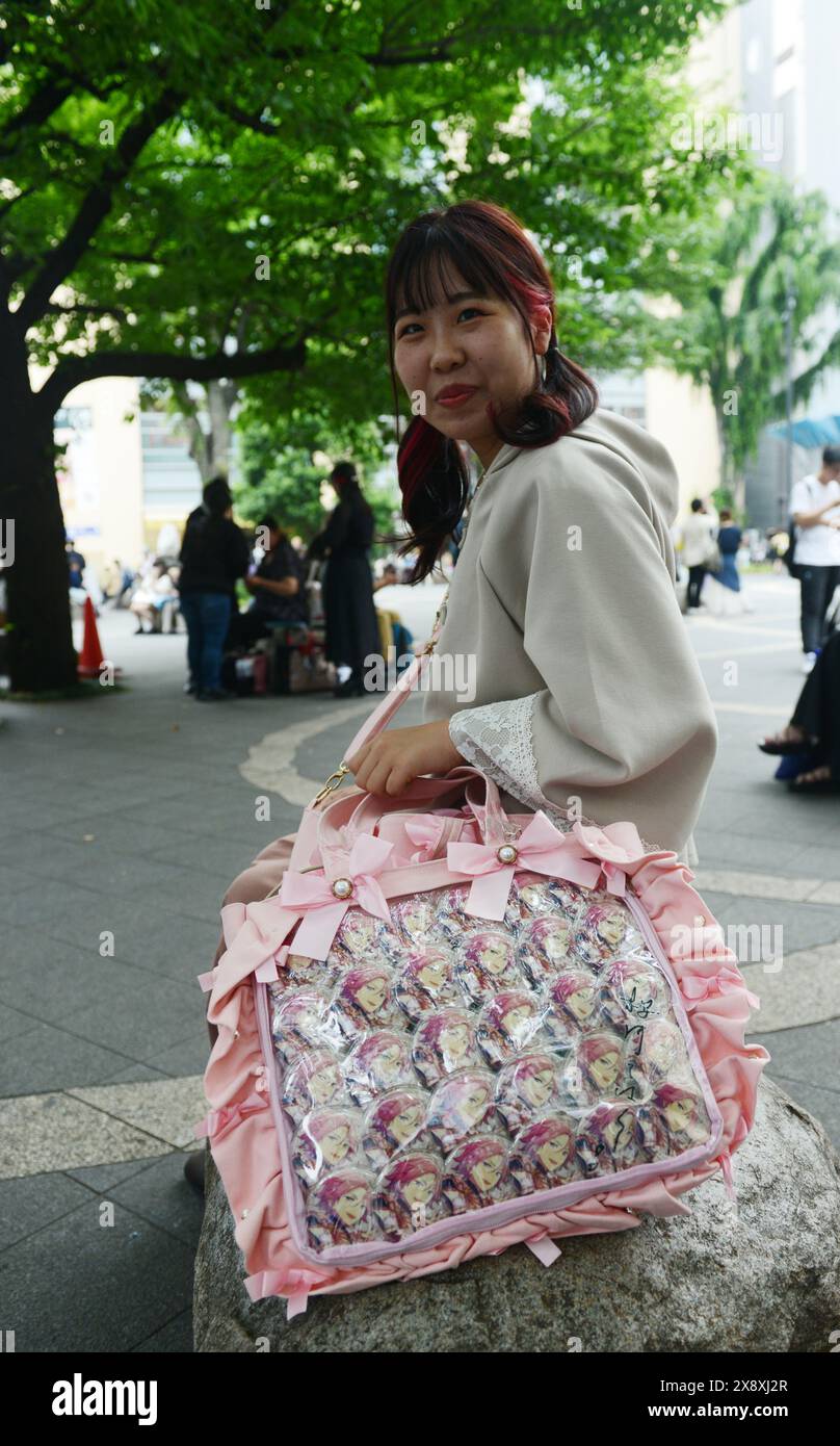 Una giovane donna giapponese vestita con accessori anime. Ikebukuro, Tokyo, Giappone. Foto Stock