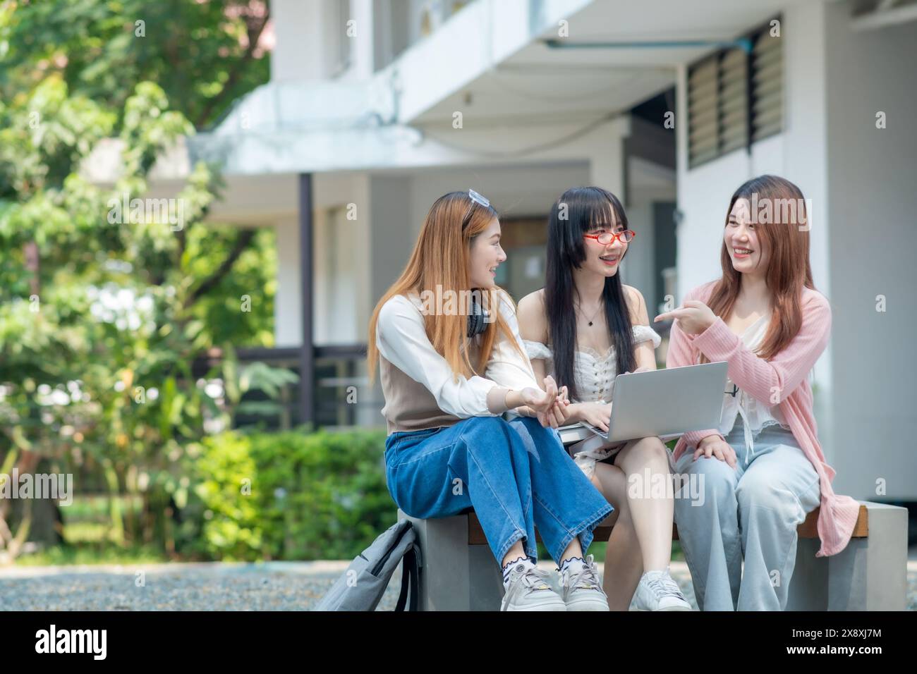 Gruppo di giovani studenti che utilizzano lo smartphone portatile per la presentazione di una tempesta cerebrale, i compiti, la discussione, la pianificazione di un nuovo progetto . Foto Stock