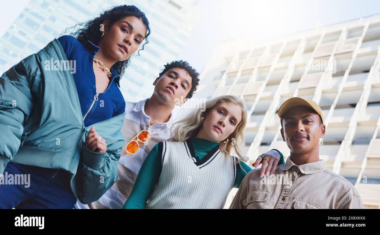 Città, moda e ritratto di amici modella all'aperto in estate per uno stile cool, audace o alla moda insieme. Diversità, faccia o serio con l'uomo adolescente e. Foto Stock