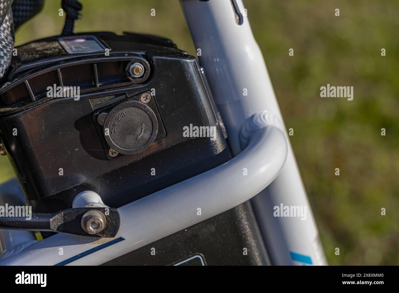 Batteria scarica di una bicicletta elettrica, controllo della batteria della bicicletta, guasto della bicicletta elettrica, ricarica della bicicletta Foto Stock