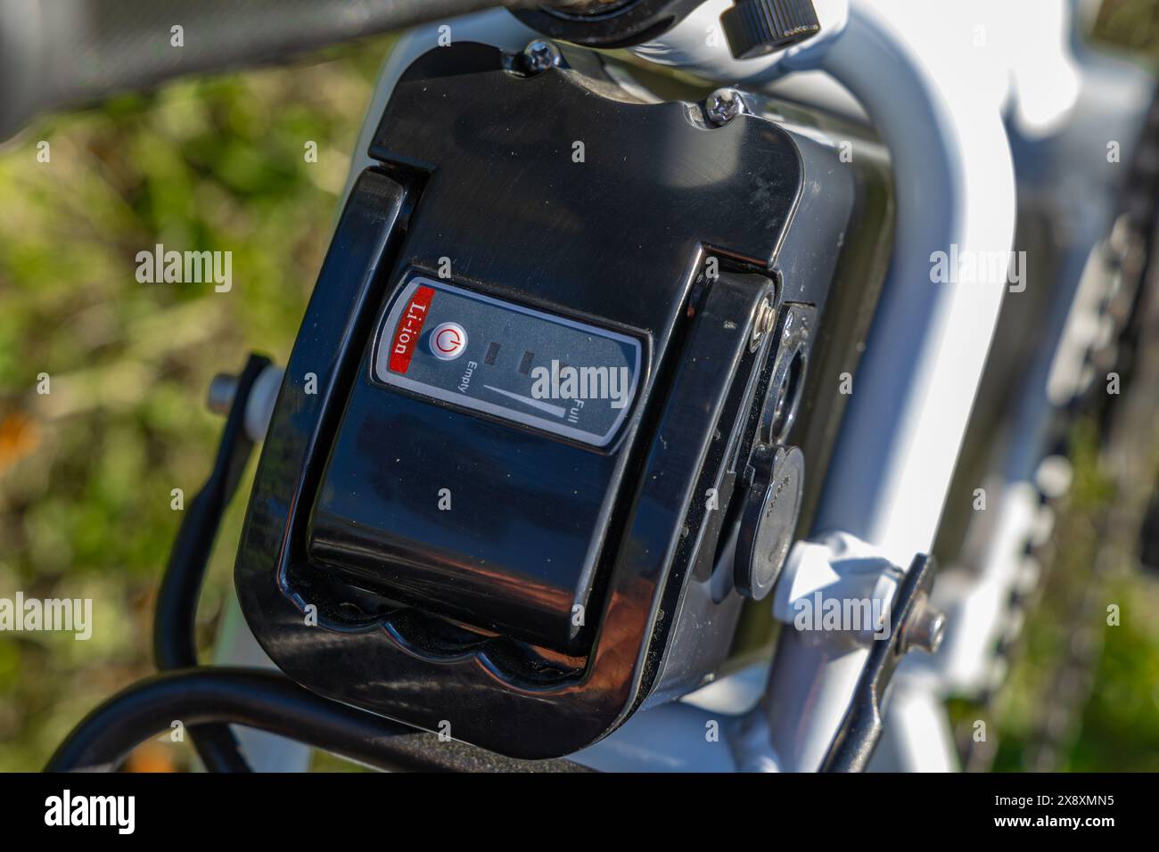 Batteria scarica di una bicicletta elettrica, controllo della batteria della bicicletta, guasto della bicicletta elettrica, ricarica della bicicletta Foto Stock